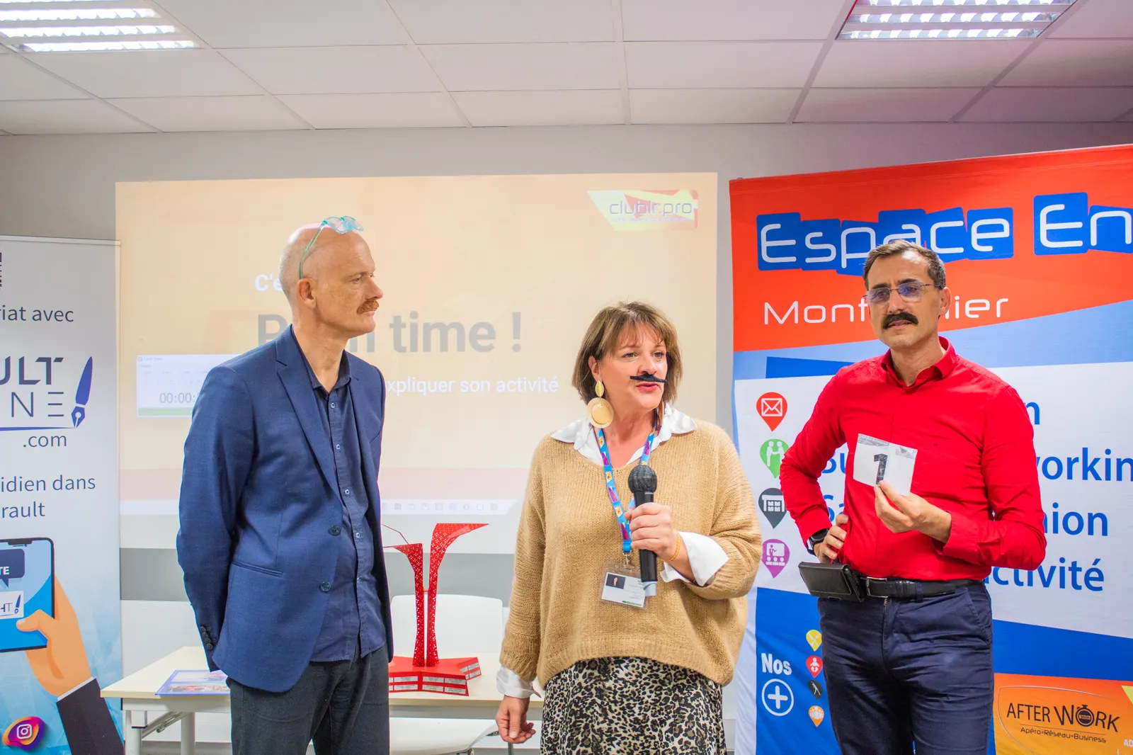 Présentation d'un intervenant avec son numéro de passage, Afterwork Pitch Elevator Club LR, novembre 2022 à Montpellier (Espace Entreprise)