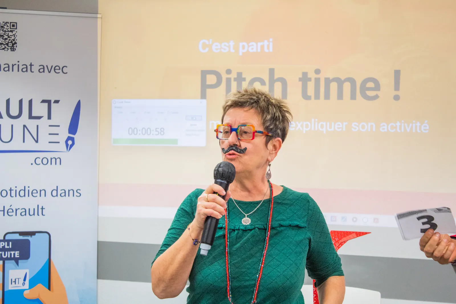 Intervenante pitchant au micro (chrono 58 secondes, numéro 3), soirée à thème Movember, Afterwork Pitch Elevator Club LR, novembre 2022 à Montpellier