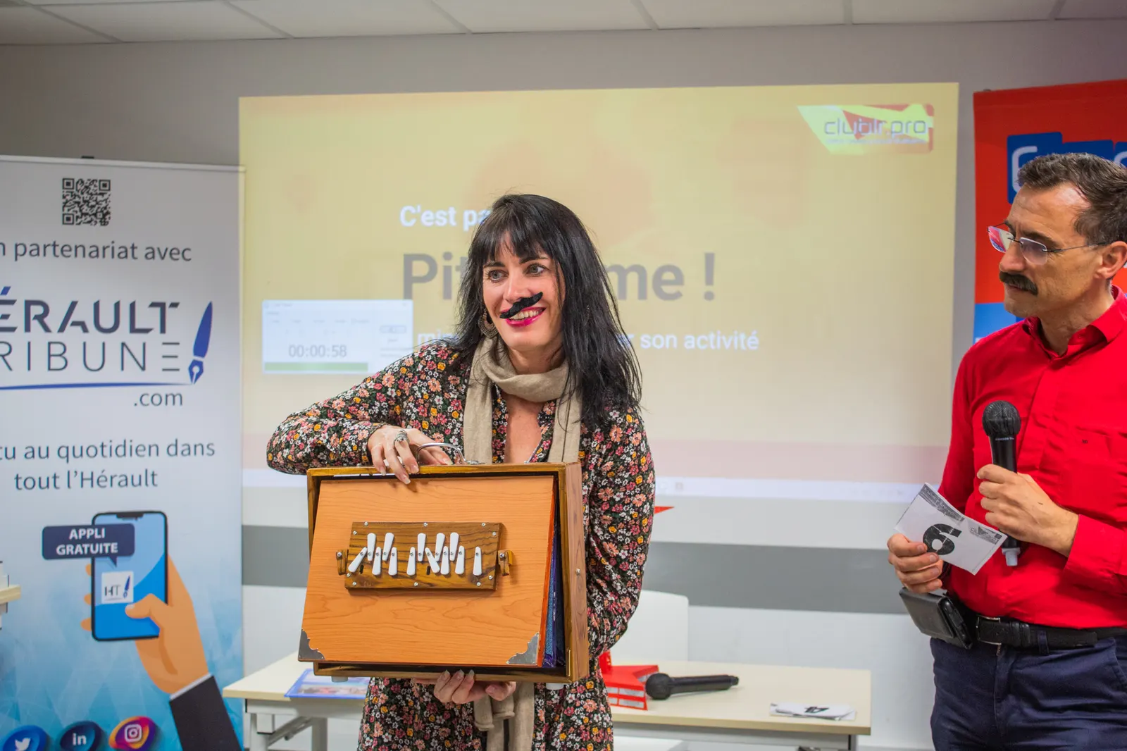 Intervenante pitchant son activité au micro, chrono à 58 secondes, Afterwork Pitch Elevator Club LR, novembre 2022 à Montpellier