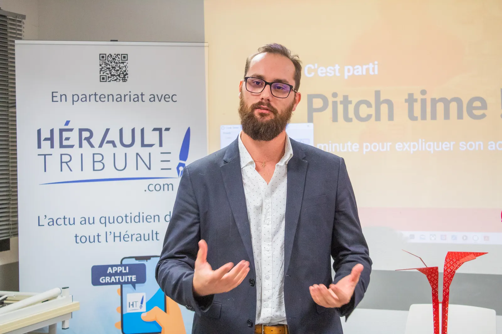 Intervenant pitchant son activité, geste à l'appui, Afterwork Pitch Elevator Club LR, novembre 2022 à Montpellier