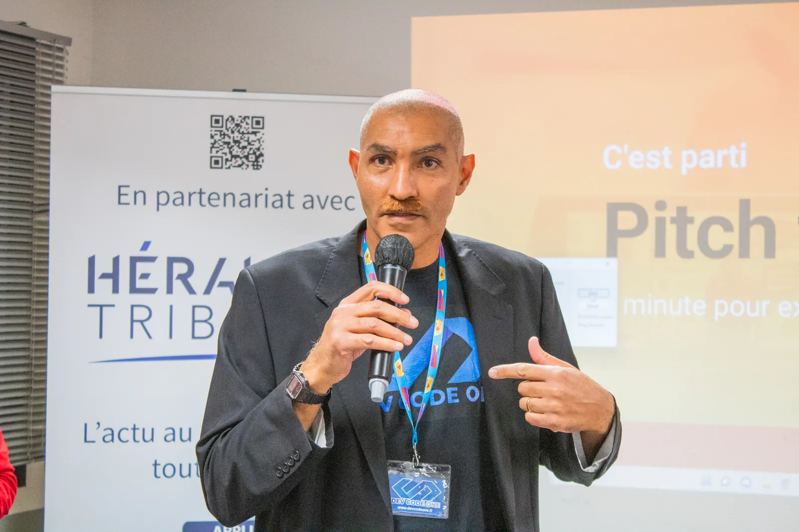Duo d'intervenants au micro, numéro de passage 18, soirée à thème Movember, Afterwork Pitch Elevator Club LR, novembre 2022 à Montpellier