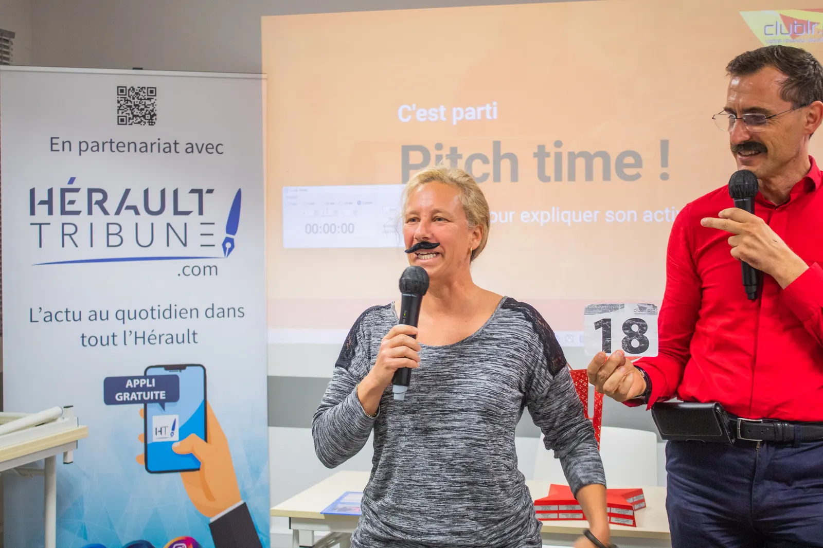 Intervenante pitchant son activité, chrono à 56 secondes, soirée à thème Movember, Afterwork Pitch Elevator Club LR, novembre 2022 à Montpellier