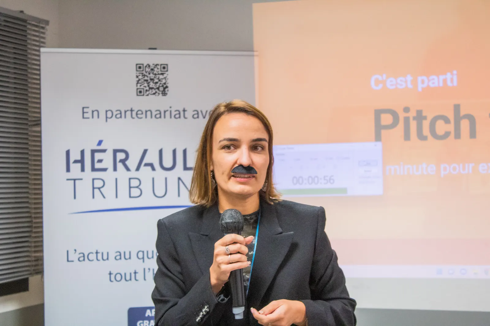 Intervenant de Dev Code One pitchant son activité au micro, Afterwork Pitch Elevator Club LR, novembre 2022 à Montpellier