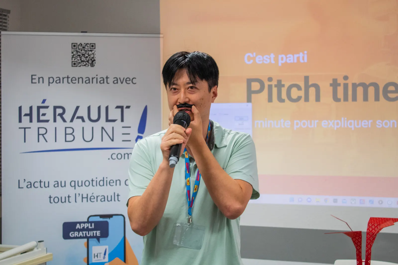 Lauréats posant avec le trophée du meilleur pitch, Afterwork Pitch Elevator Club LR, novembre 2022 à Montpellier (Espace Entreprise)