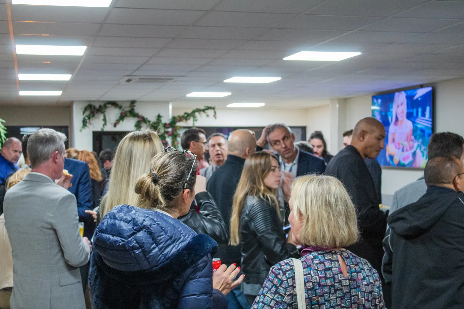 Participants en discussion, ambiance de fin de soirée, Afterwork Pitch Elevator Club LR, novembre 2022 à Montpellier