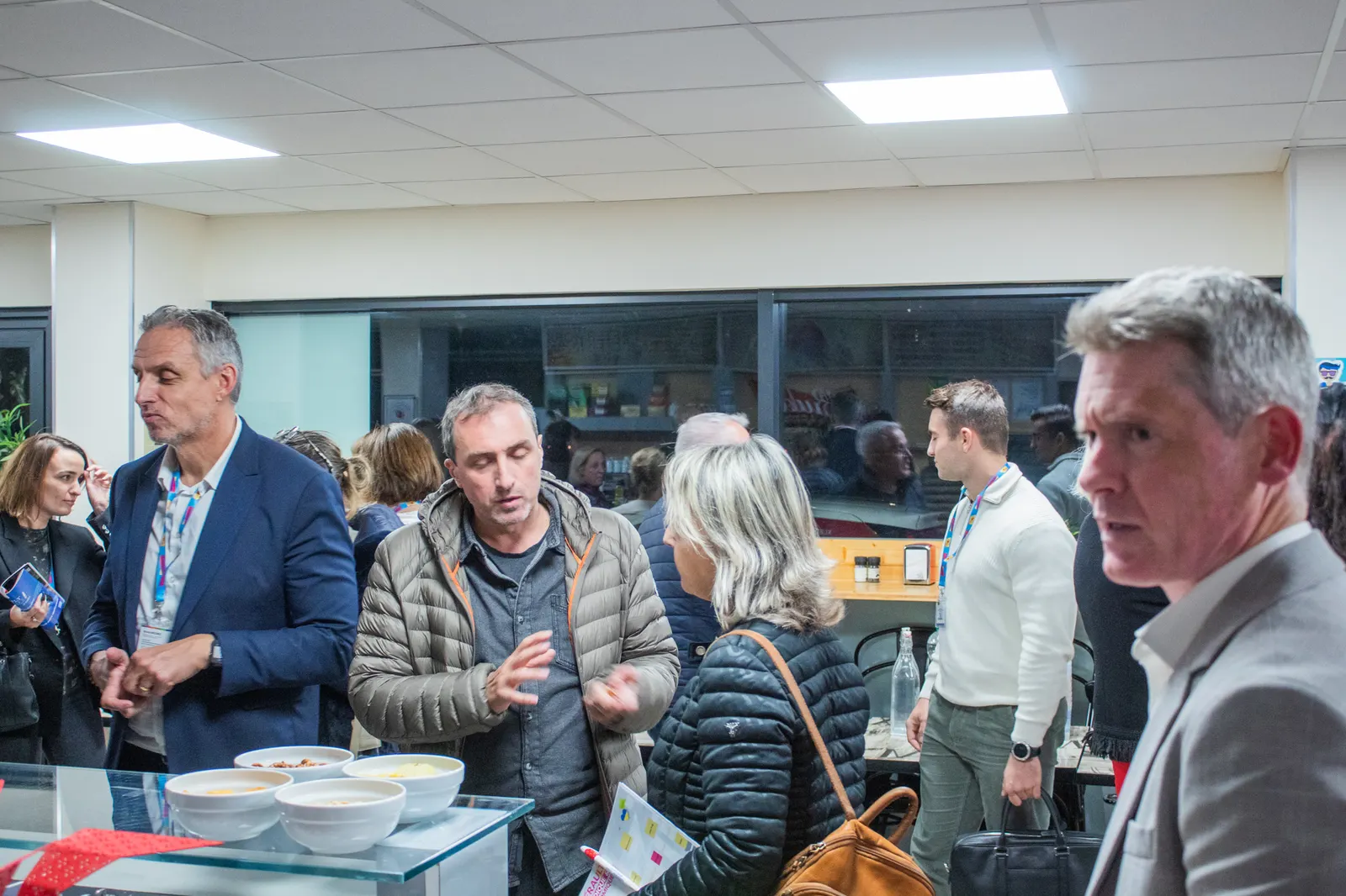 Moment convivial autour du buffet, Afterwork Pitch Elevator Club LR, novembre 2022 à Montpellier