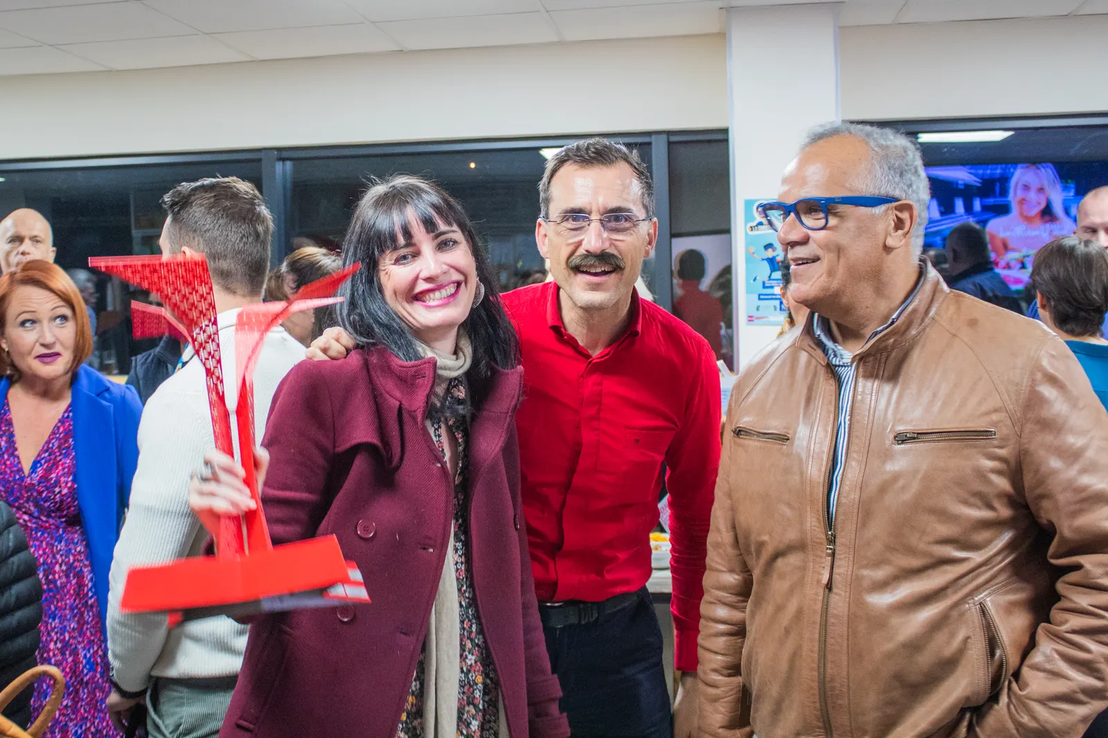 Photo de clôture avec le trophée du meilleur pitch, Afterwork Pitch Elevator Club LR, novembre 2022 à Montpellier (Espace Entreprise)