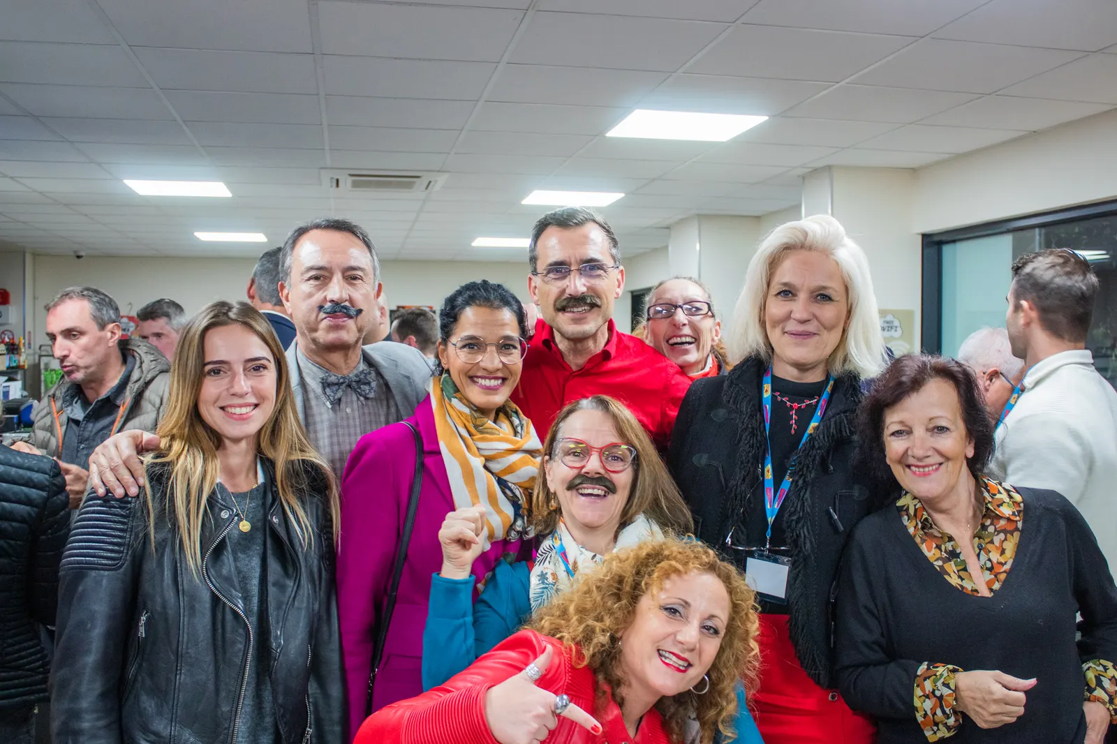 Grande photo de groupe des participants, soirée à thème Movember, Afterwork Pitch Elevator Club LR, novembre 2022 à Montpellier
