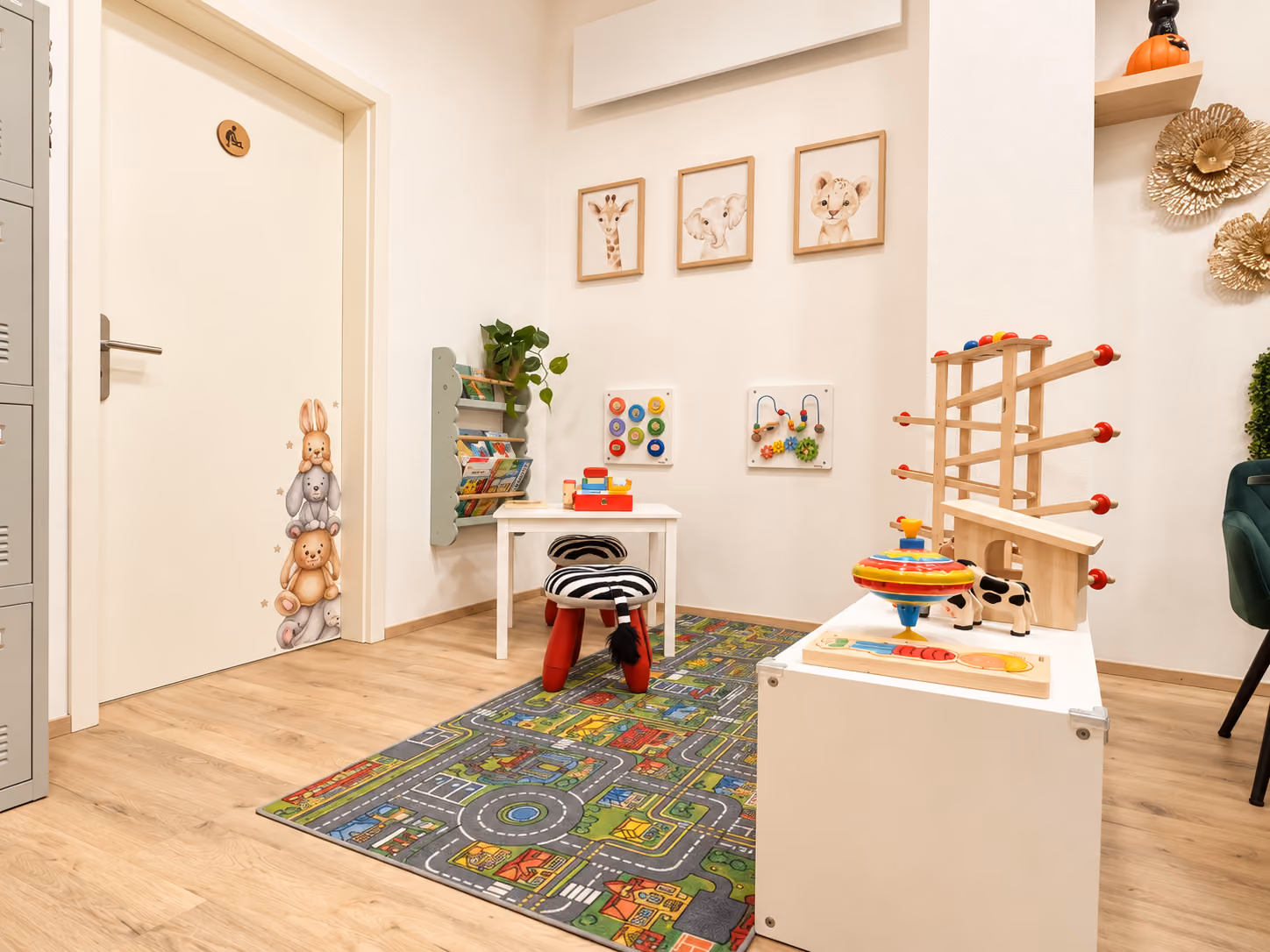 Sitz- und Aufenthaltsbereich von Kinderluft vor dem Umbau mit grünen Stühlen und Wanddekoration