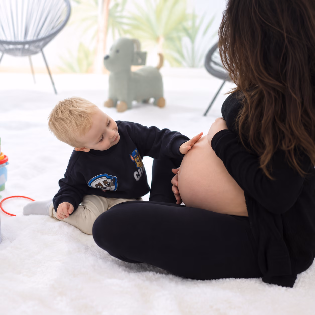Sitz- und Aufenthaltsbereich von Kinderluft vor dem Umbau mit grünen Stühlen und Wanddekoration