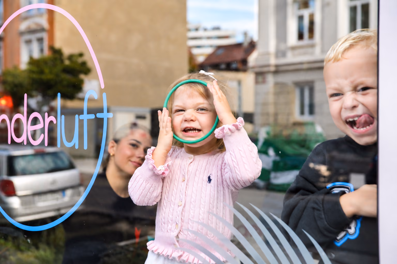 Sitz- und Aufenthaltsbereich von Kinderluft vor dem Umbau mit grünen Stühlen und Wanddekoration