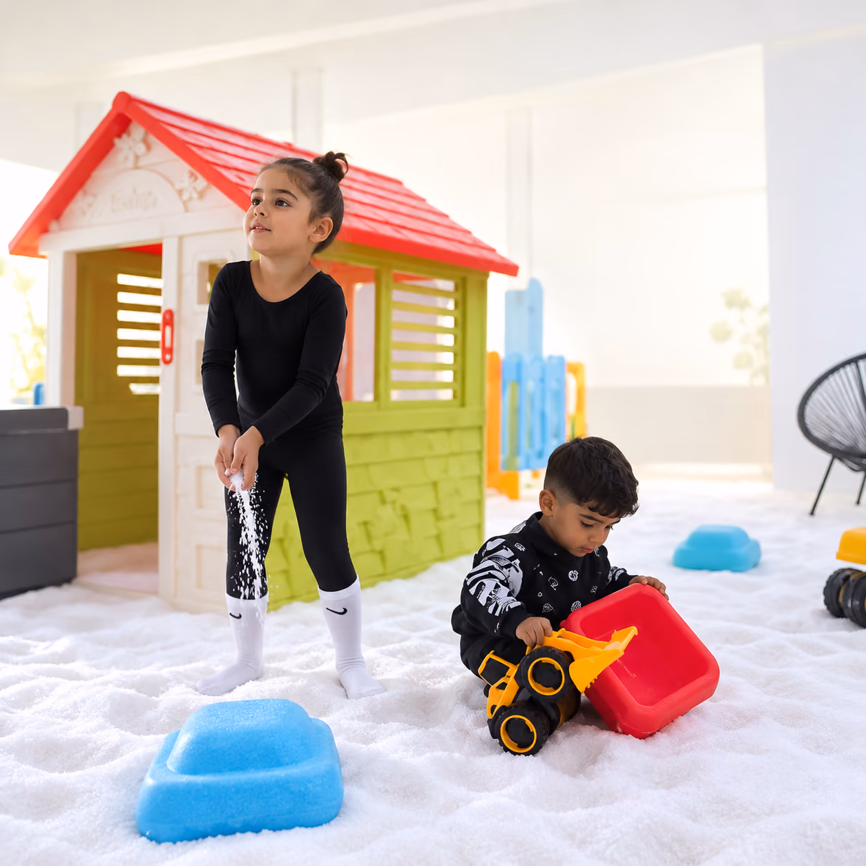 Sitz- und Aufenthaltsbereich von Kinderluft vor dem Umbau mit grünen Stühlen und Wanddekoration