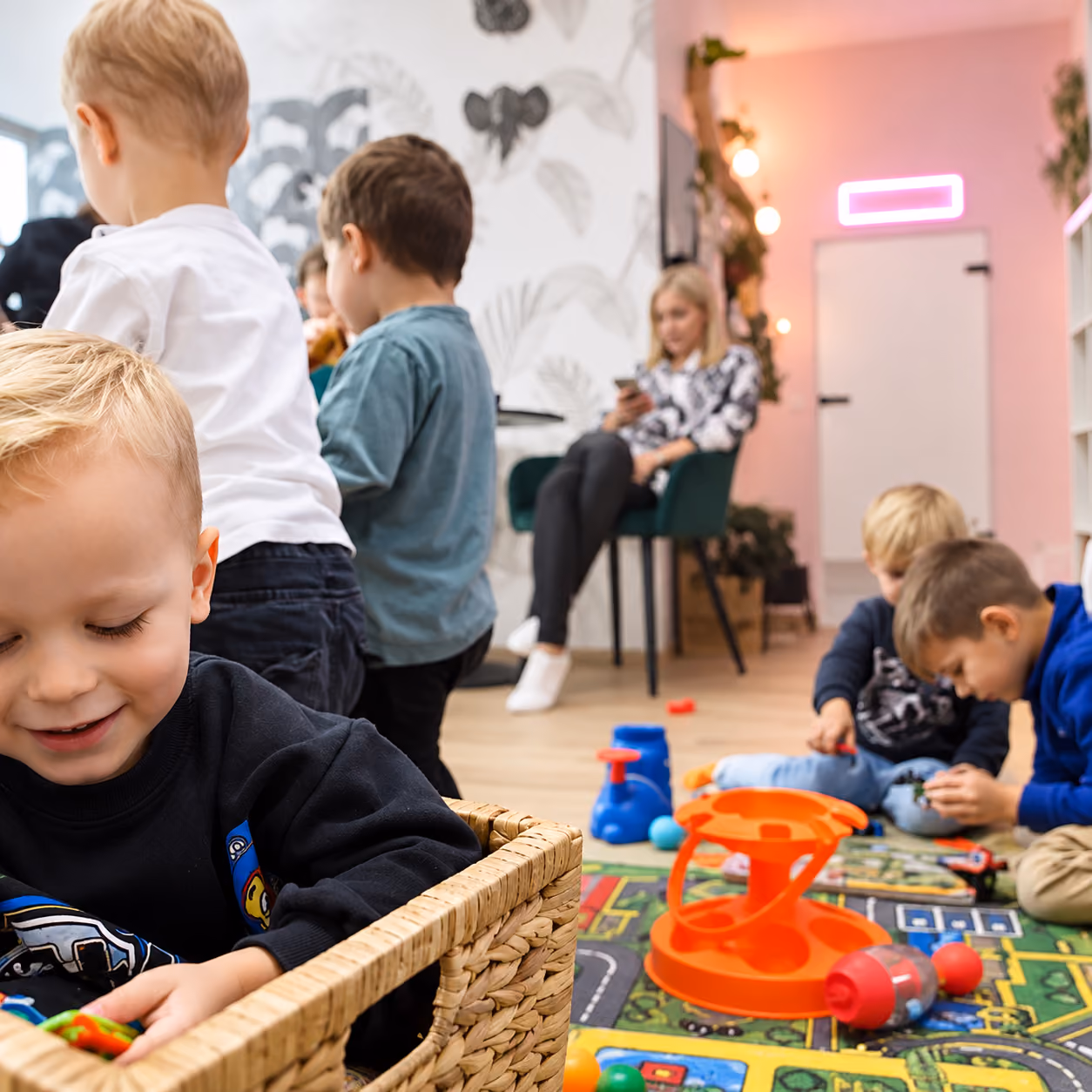 Sitz- und Aufenthaltsbereich von Kinderluft vor dem Umbau mit grünen Stühlen und Wanddekoration