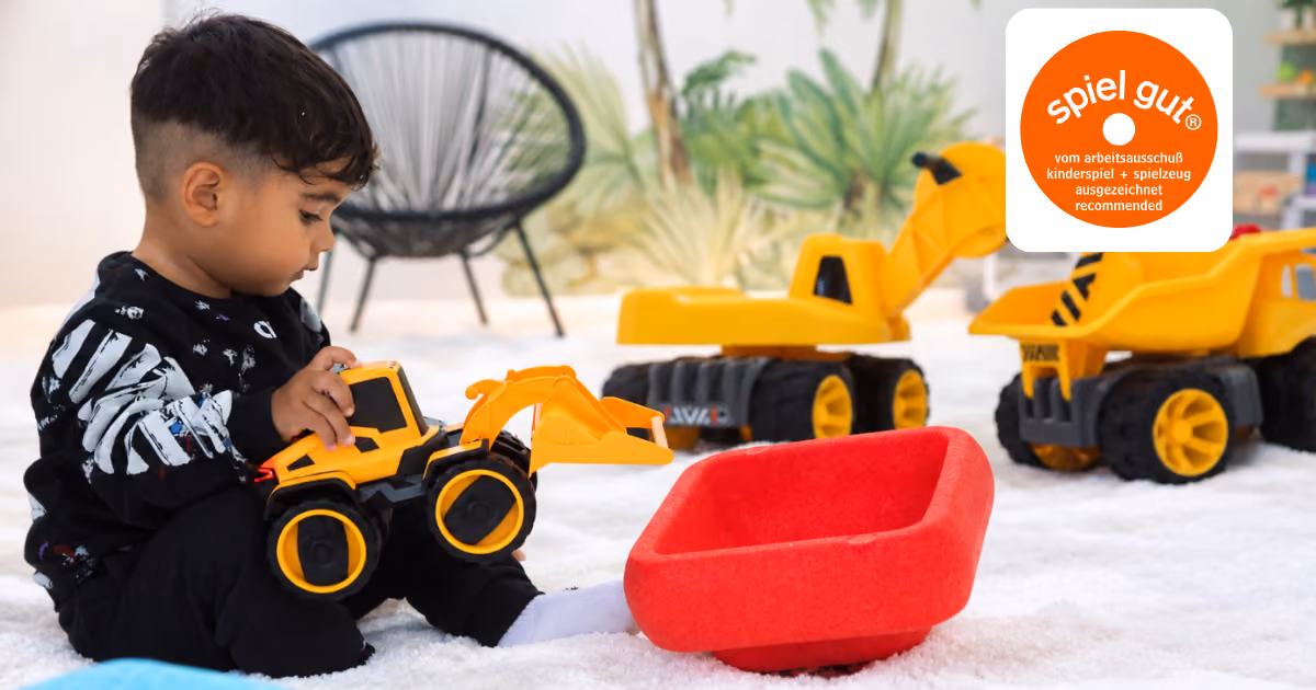Kinder spielen im hellen Salzspielraum von Kinderluft in Neu-Ulm