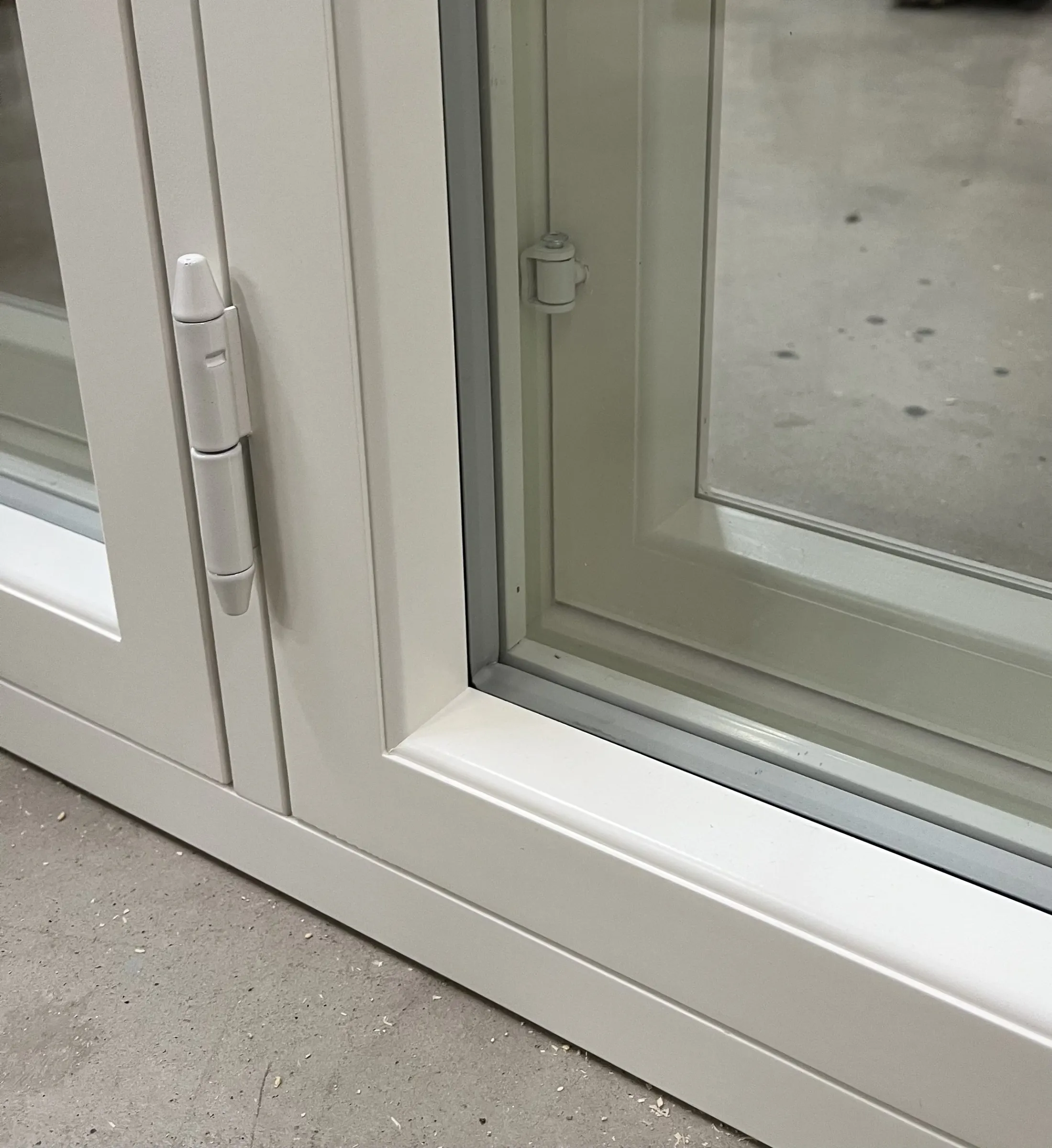 Valkoinen perinneikkuna detaljiikkunasta saranan kohdalta.