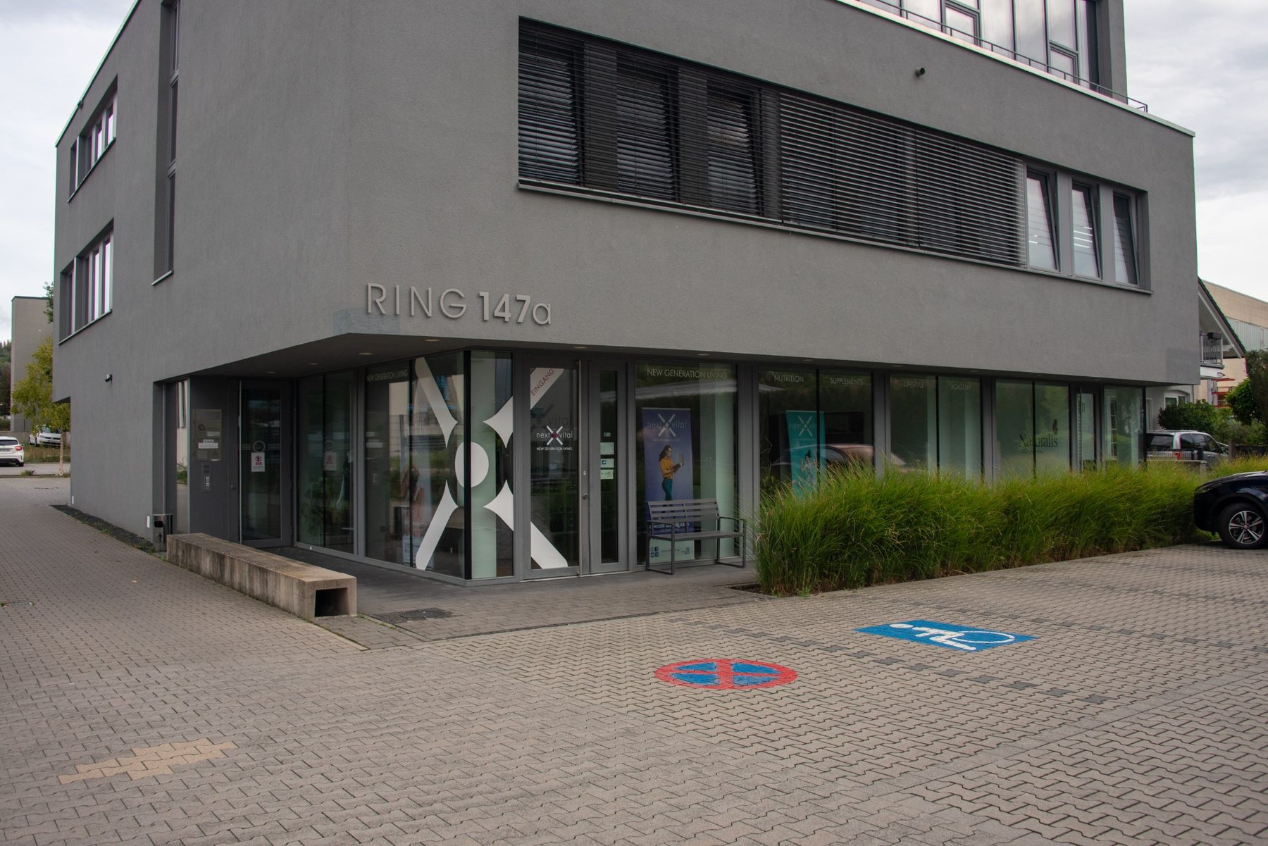 Praxisgebäude und Parkplatz am Berliner Ring 147a in Bensheim