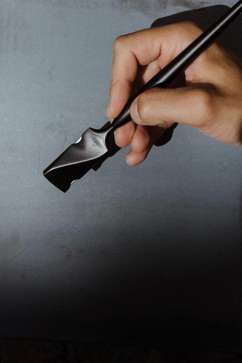 Hand führt den Calligraphen an einer Haarsträhne entlang