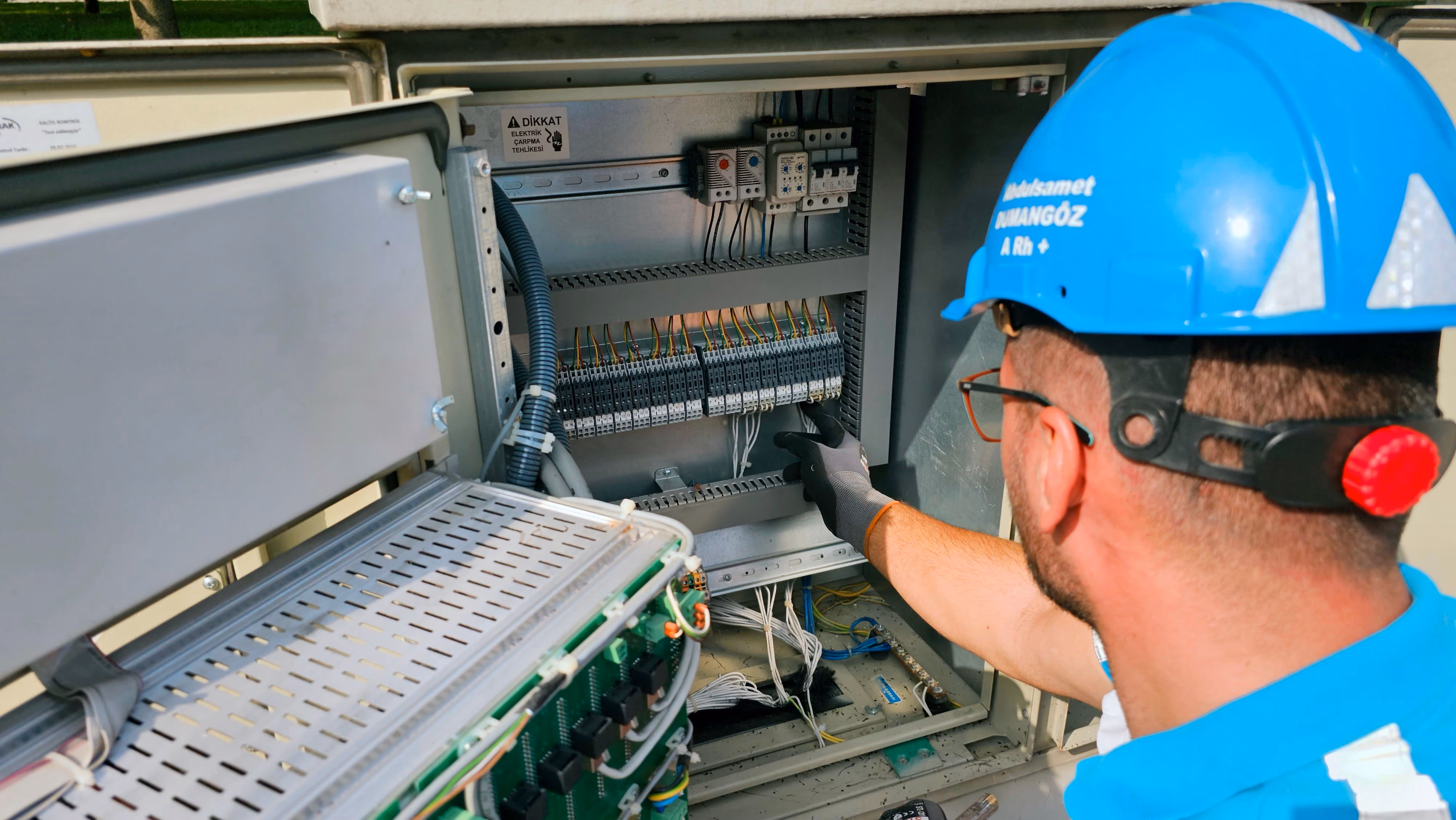 Monteur controleert de besturingskast van een deurinstallatie