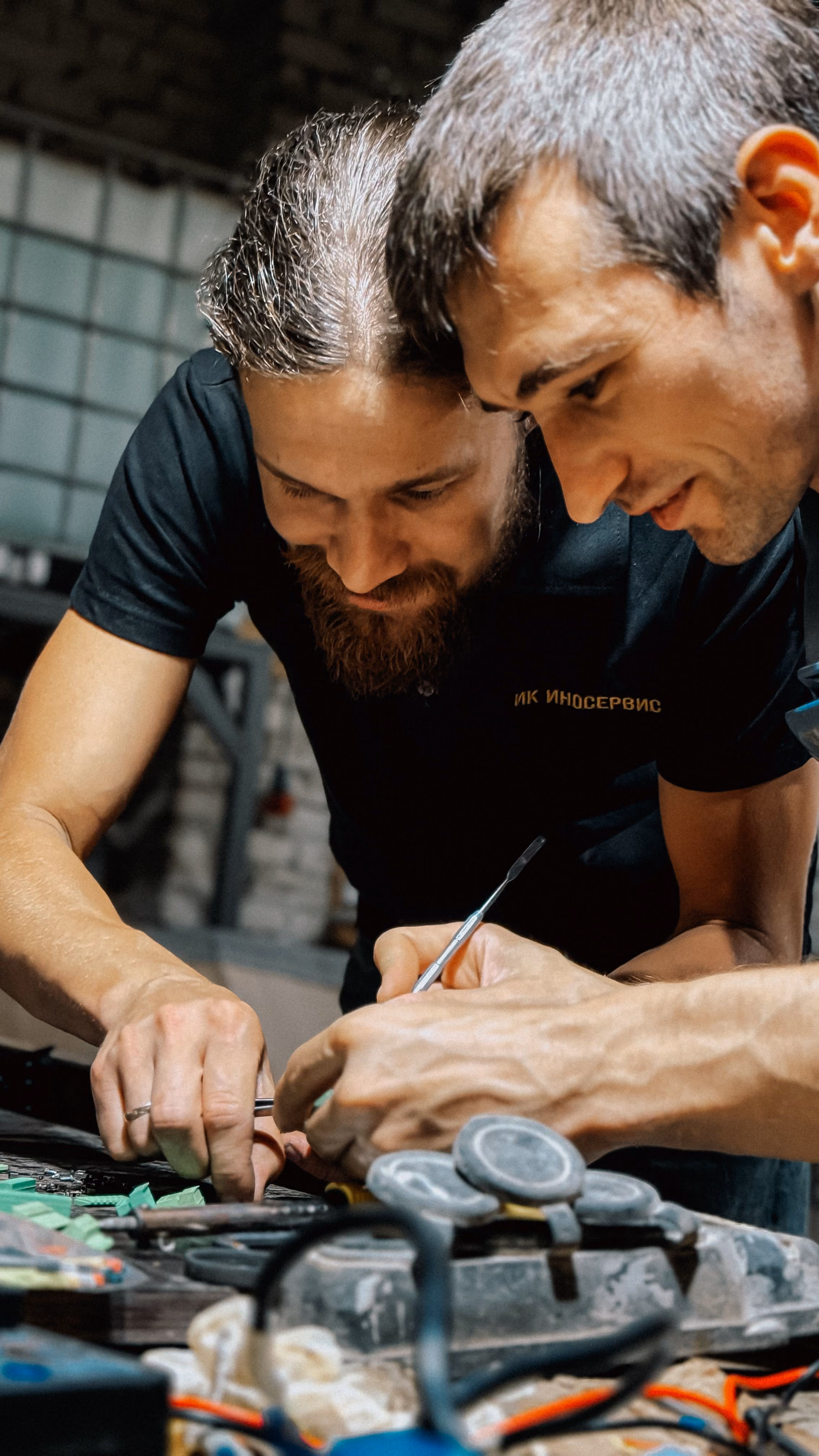 Twee monteurs werken samen aan een reparatie