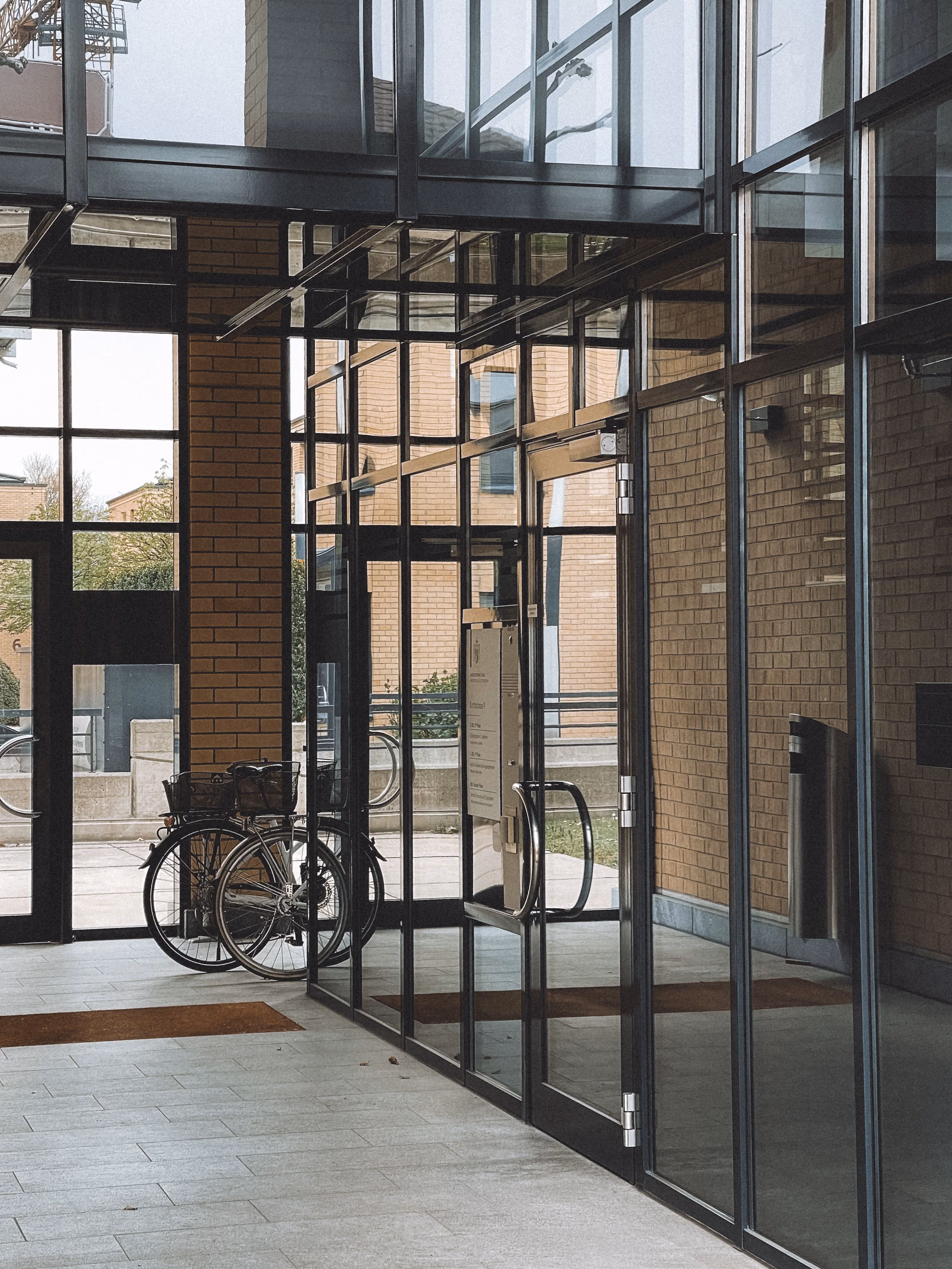 Glazen entree van een modern gebouw met automatische deur