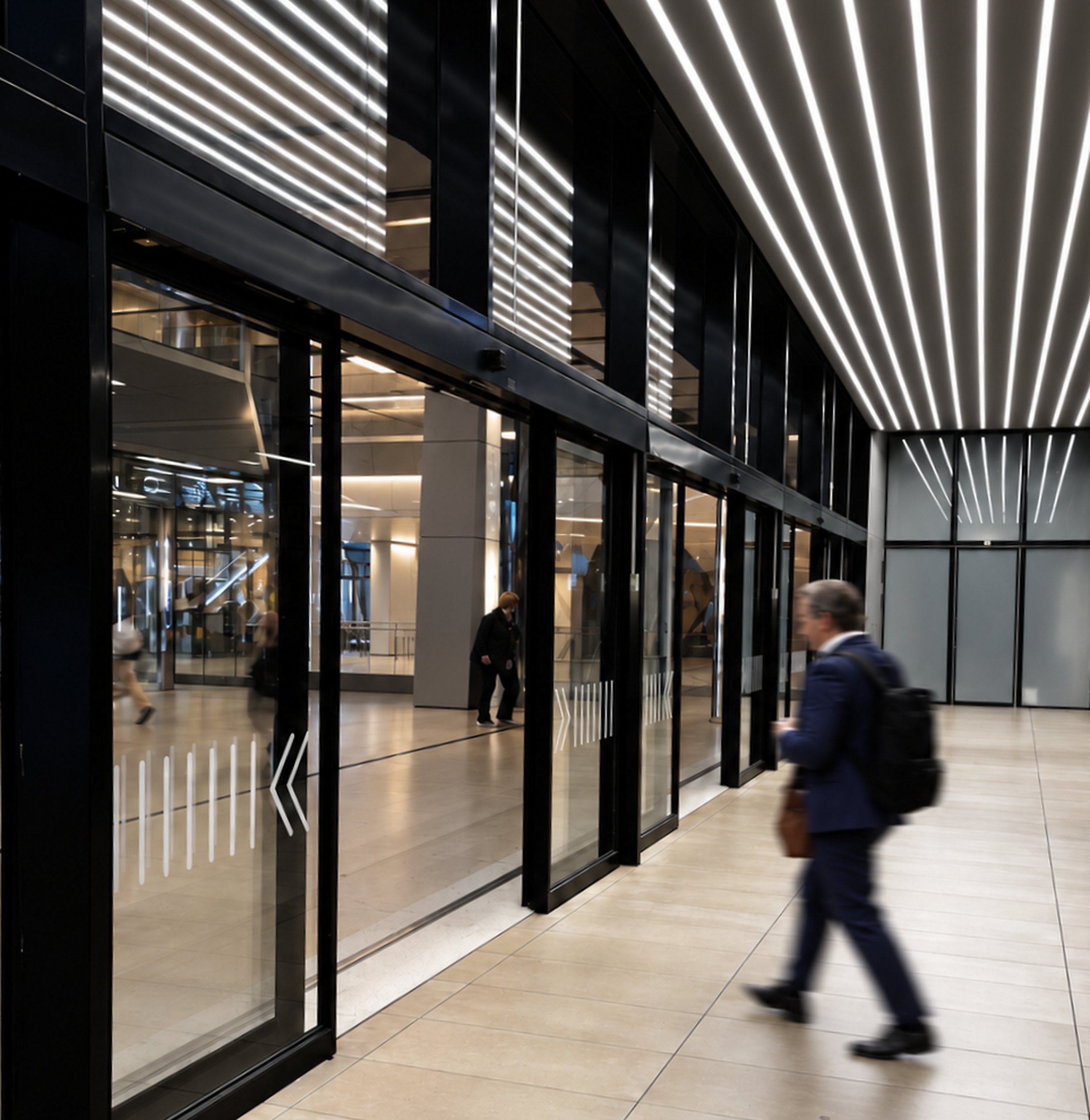 Entree van een kantoorgebouw met automatische glazen schuifdeuren