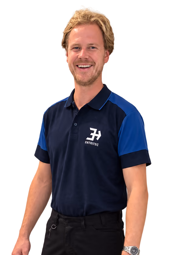 Monteur van Entritec in bedrijfskleding