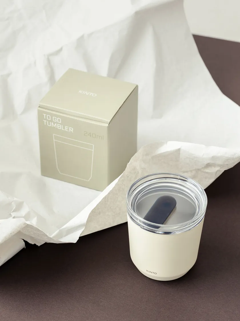 Packaging kraft d’une box cadeau en cours de préparation