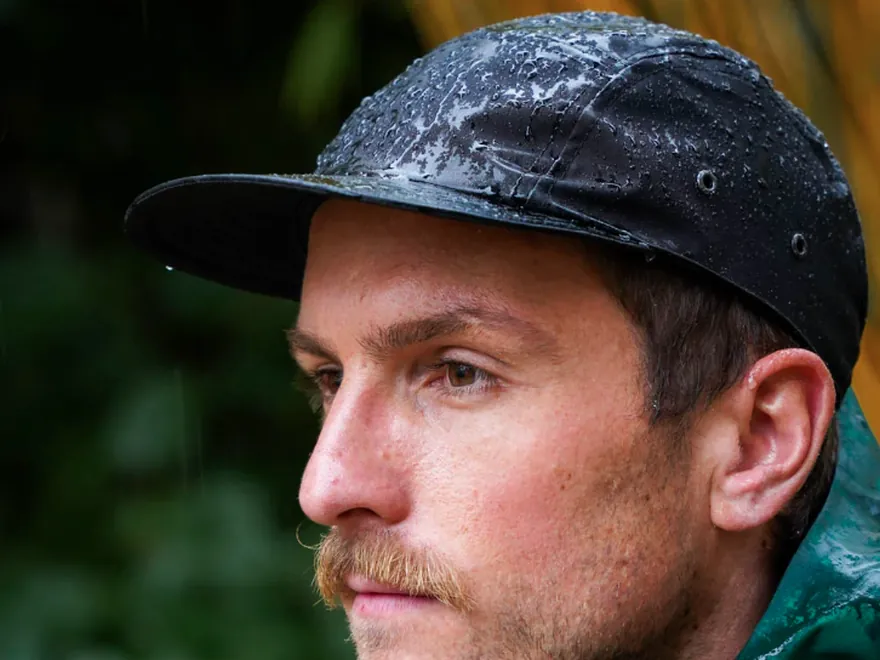 Casquette en matière upcyclée portée en extérieur