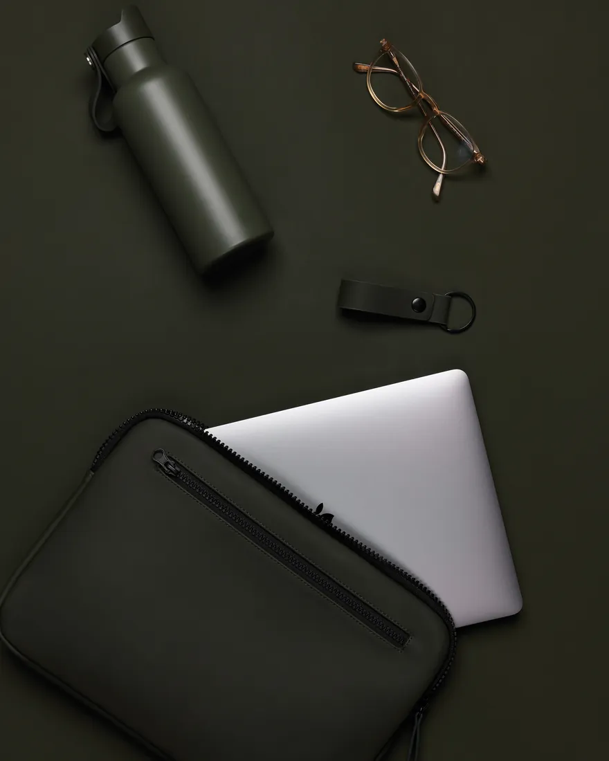 Housse d’ordinateur, gourde et accessoires de bureau composant un kit d’accueil