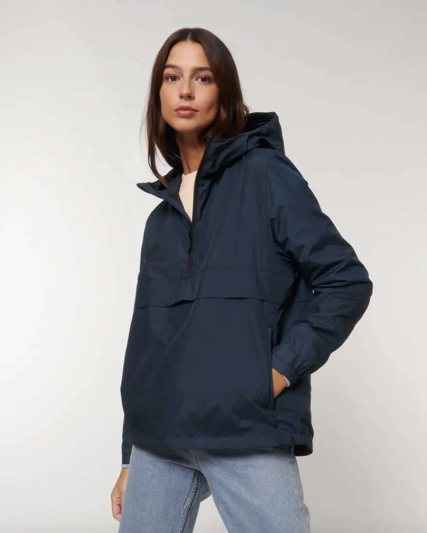 Veste coupe-vent premium personnalisable portée en extérieur
