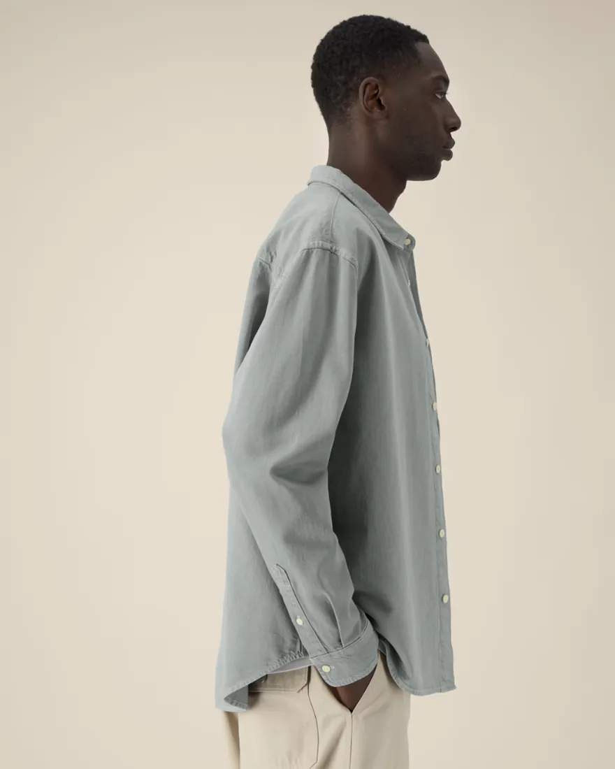 Chemise de travail en coton portée, exemple de merchandising textile premium