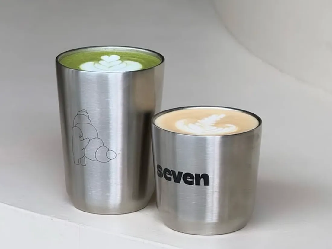 Deux gobelets en acier inoxydable, l’un marqué du logo Seven