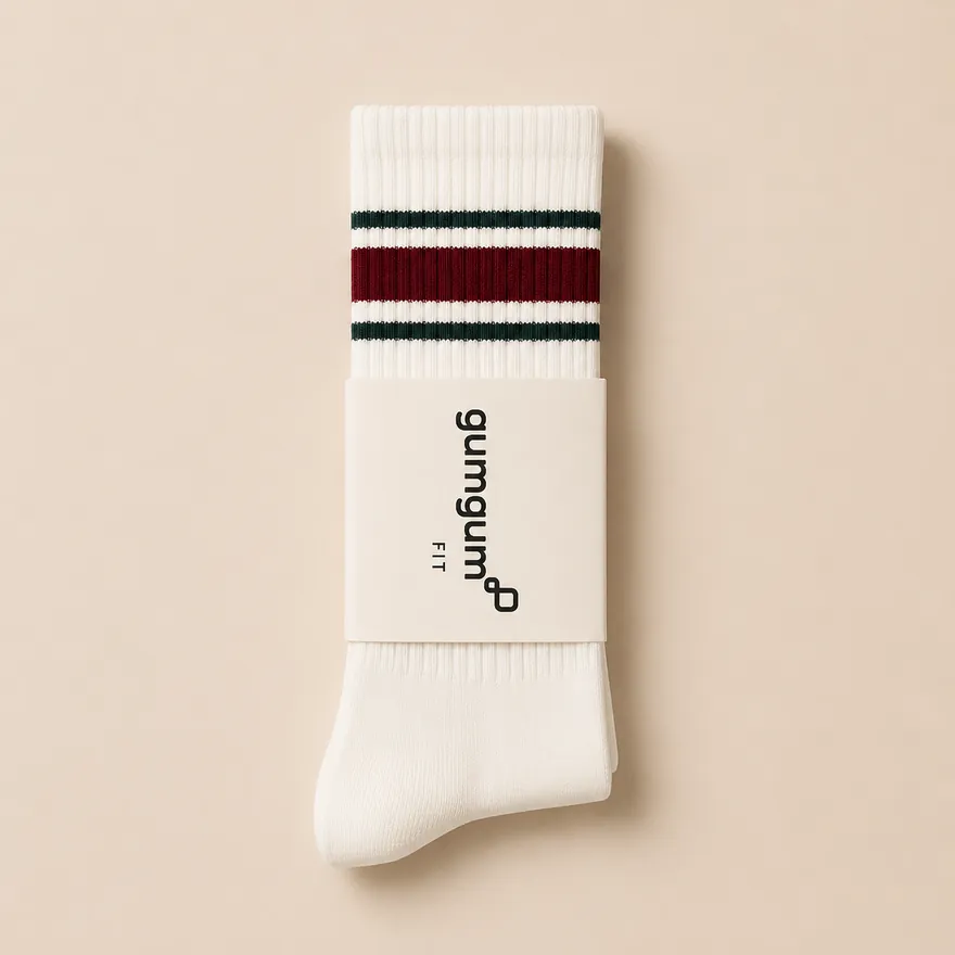 Chaussettes de sport écrues à rayures, logo GumGum tissé dans la maille