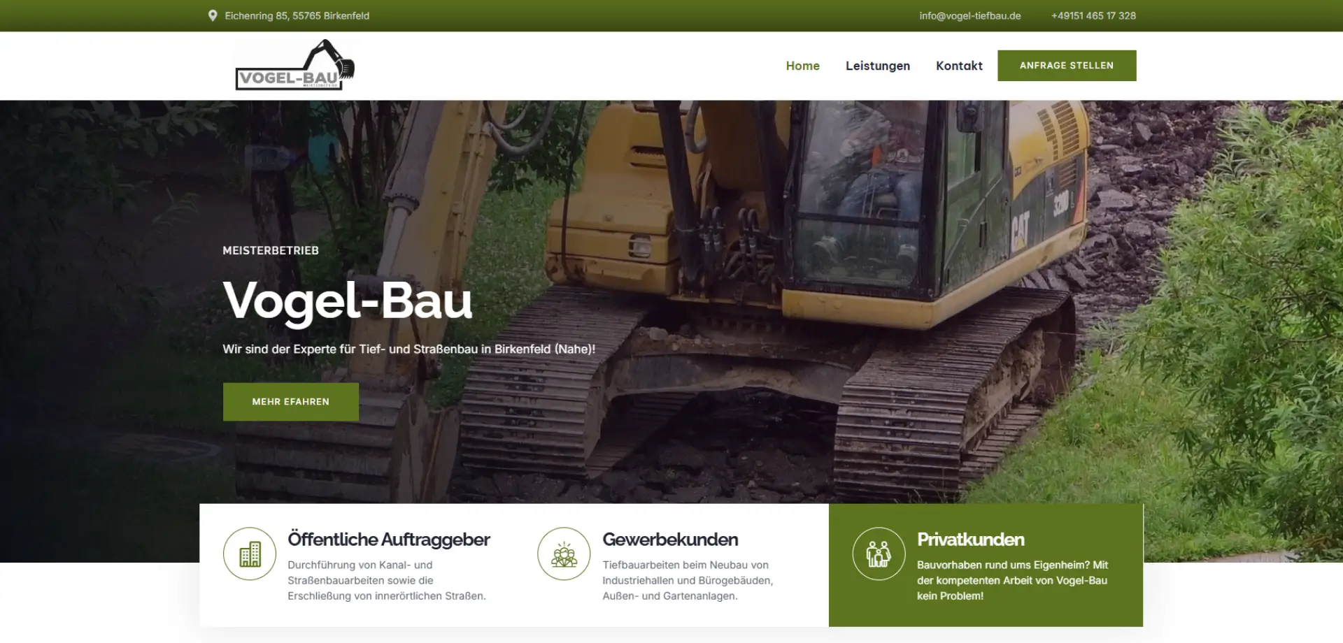 Screenshot einer Website: Bagger arbeitet auf einer Baustelle mit grünem Umfeld. Es handelt sich um die Website von Vogel-Bau.