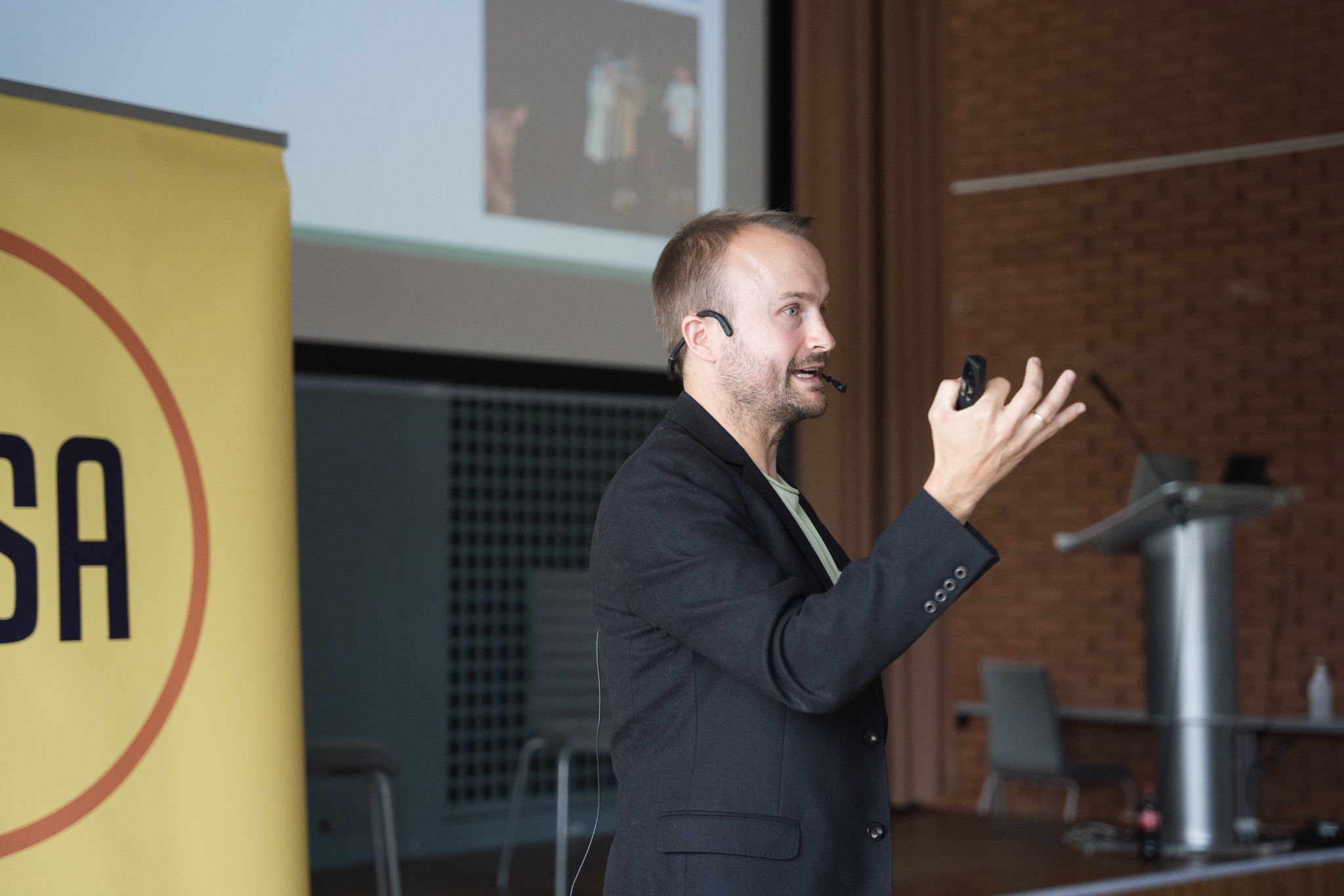 Marius Thomassen delivering an experiential leadership development workshop