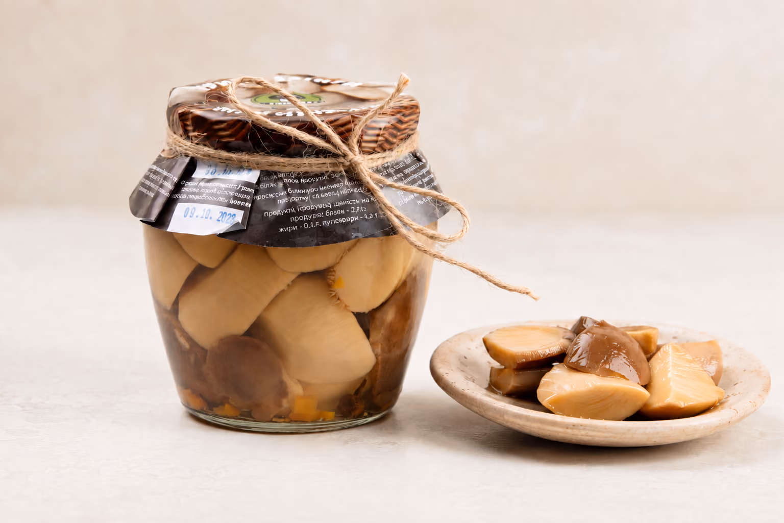 Marinated king oyster mushrooms in jars