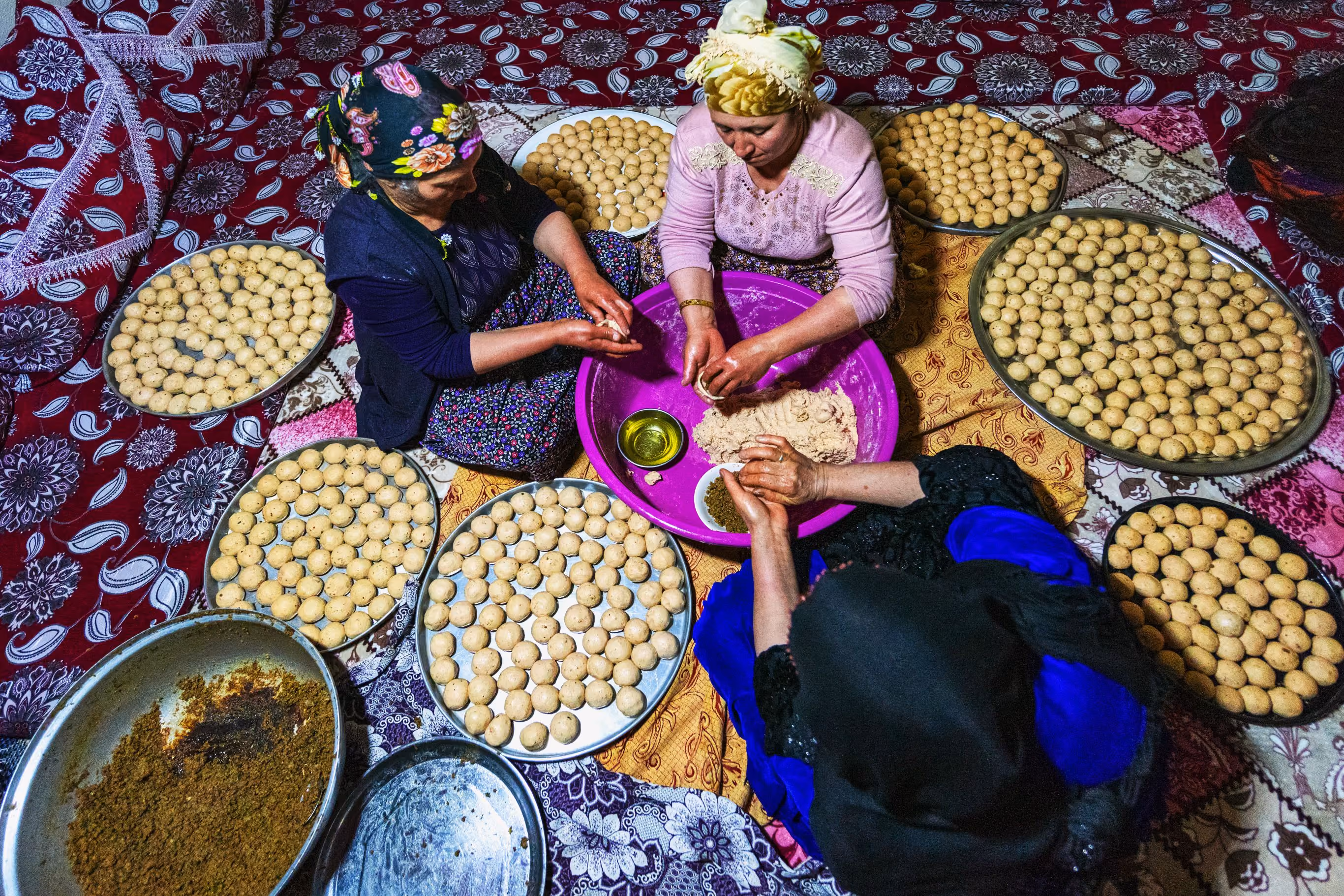 Photo représentant des femmes qui cuisinent dans une salle. Dans le style Casaniyya