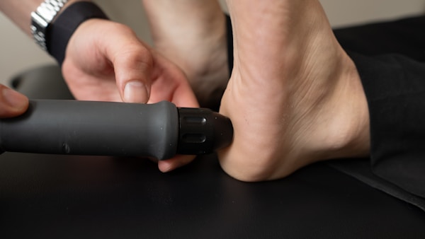 Extracorporeal shockwave therapy device treating a patient's foot