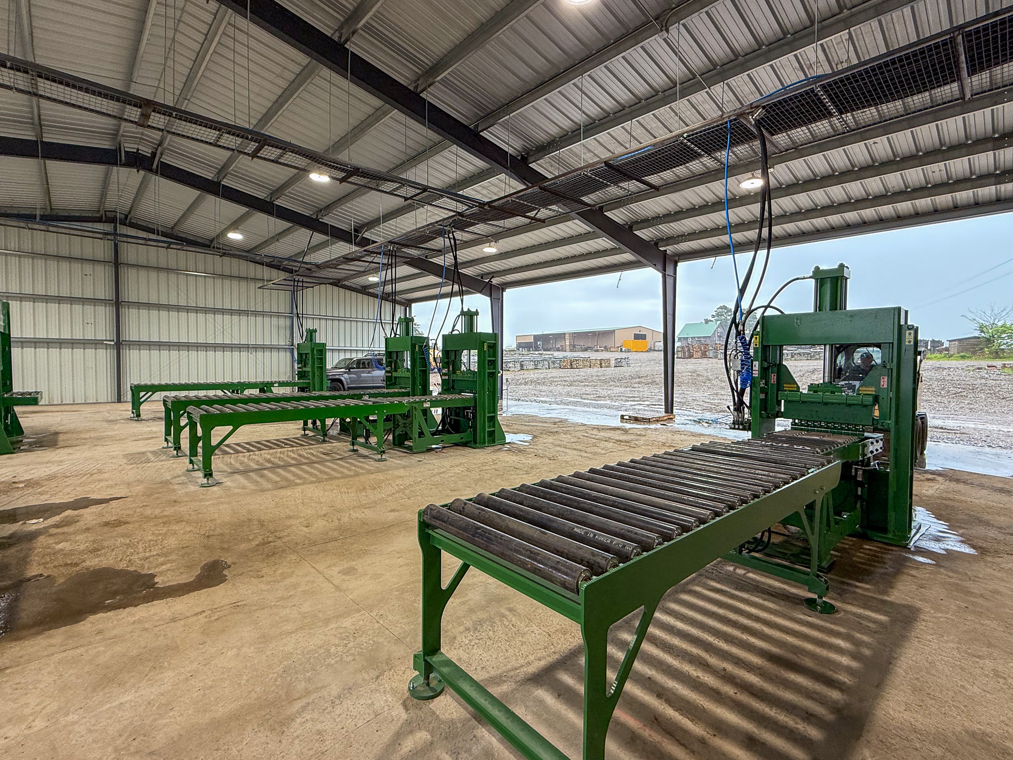 Gravity roller conveyor with turntable