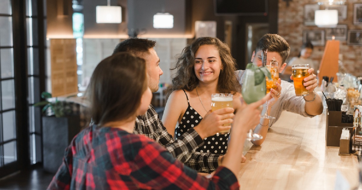 Grupo de amigos alegres, desfrutando de bebidas - promoções para restaurantes e bares