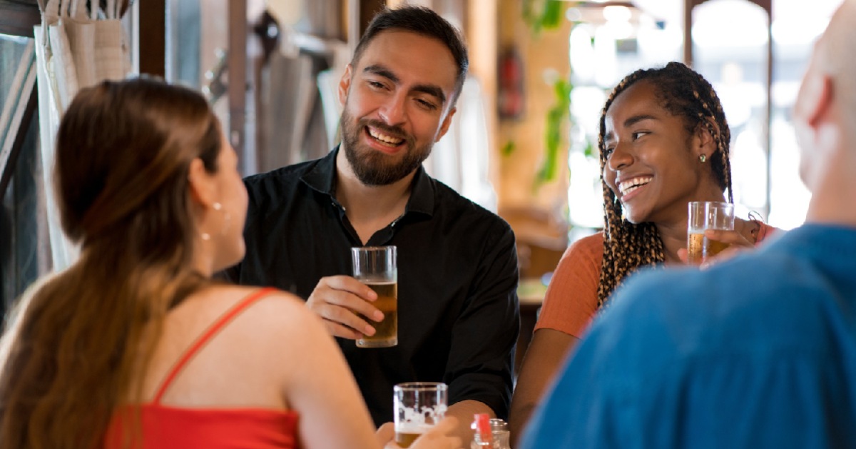 Grupo de amigos bebendo em bar. 5 estratégias para seu bar ou restaurante fidelizar clientes