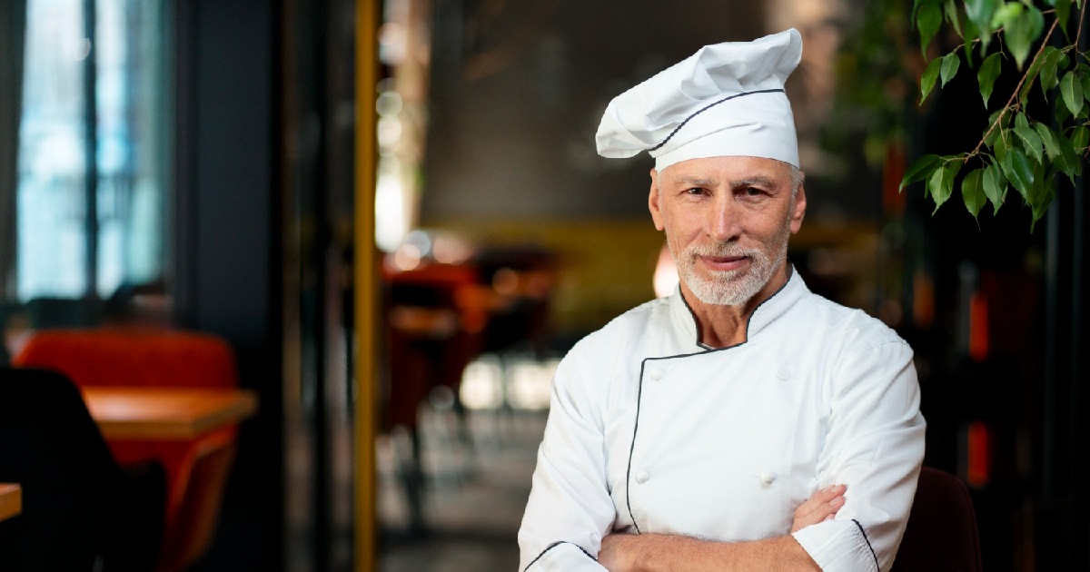 Chef profissional a posar. Contratações 50+ em bares e restaurantes crescem 69%.