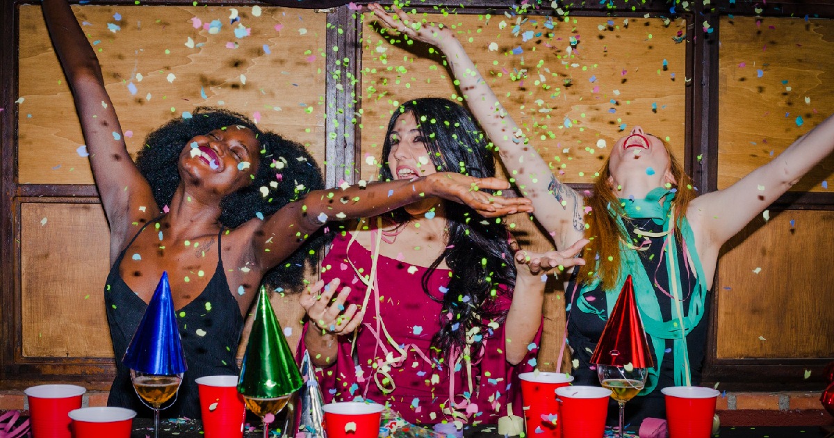 Mulheres em bar - carnaval. 5 tecnologias para uma gestão de filas e reservas mais simples