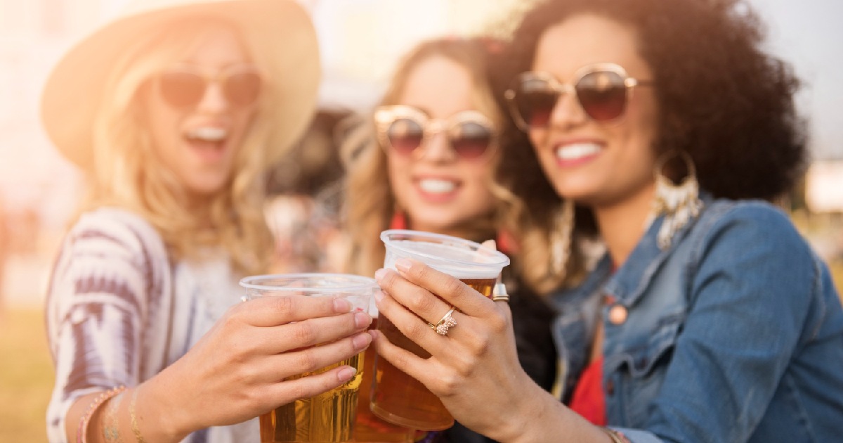 Mulheres brindando com cerveja. Onda de calor aumenta consumo de cerveja em SP: insights Zig
