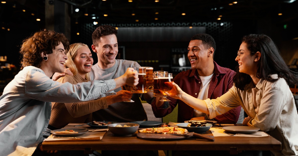 Amigos felizes com canecas de cerveja. Parcerias e patrocínios para bares: como negociar com marcas
