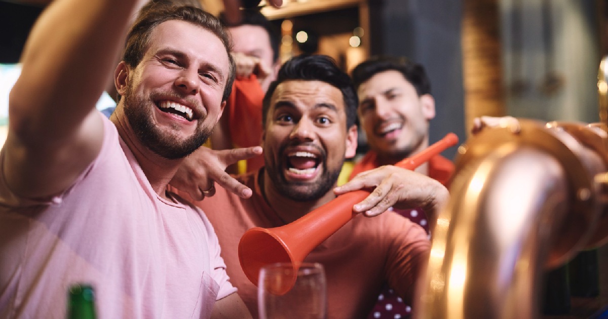 selfie de grupo de amigos. Como preparar seu bar para o Carnaval 2026