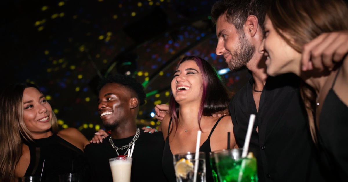 Pessoas no bar, em evento noturno. Controle de acesso e pagamento cashless para eventos em bares