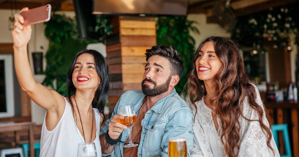 Três amigos tomando selfie no bar - Ideias de eventos para bar no verão