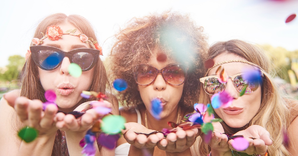 Mulheres em evento de carnaval. Planejamento para o Carnaval 2026: guia prático para produtores