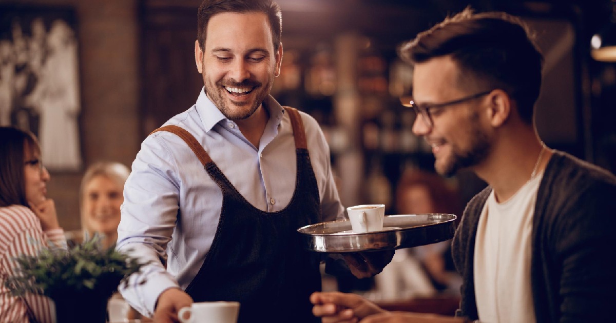 Garçom servindo café - Campanhas de incentivo de vendas para bares e restaurantes